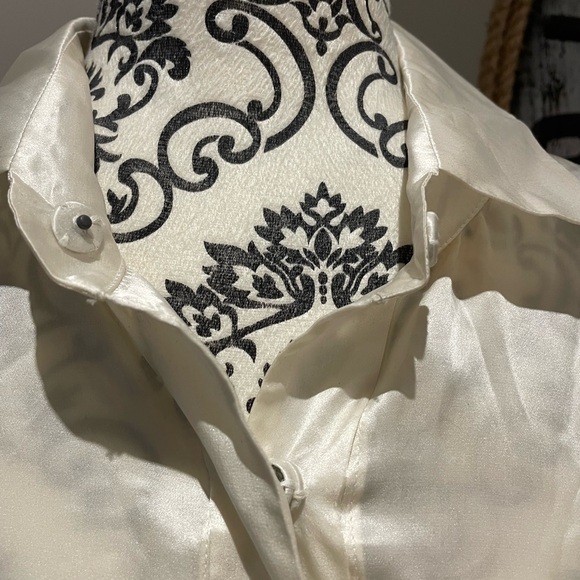 Beautiful silk blouse with black lace trim along the waist area. - Picture 5 of 10